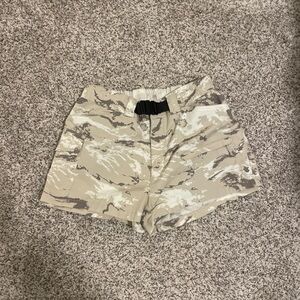 Women's Mountain Hardwear Camo Cargo Hiking Shorts Size 6